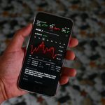 Mercado reage positivamente após Canadá cancelar imposto digital e investidores aguardam dados da Tesla e do emprego nos EUA