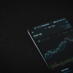 Mercado Global de Títulos Mostra Instabilidade, Enquanto Brasil Inova com Foco na Educação